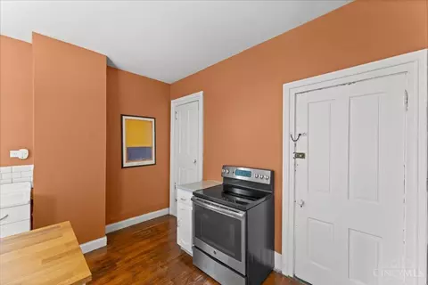 Kitchen - 620 Riddle Rd, Cincinnati, OH 45220 photo 6 of 8