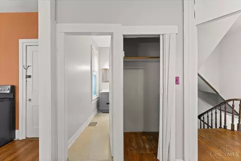 Entry Way - 620 Riddle Rd, Cincinnati, OH 45220 photo 5 of 7