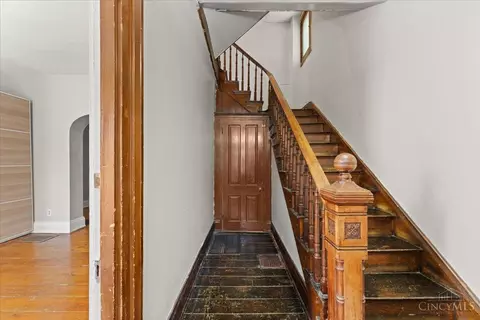 Entry Way - 620 Riddle Rd, Cincinnati, OH 45220 photo 2 of 7