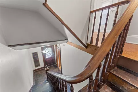 Entry Way - 620 Riddle Rd, Cincinnati, OH 45220 photo 4 of 7