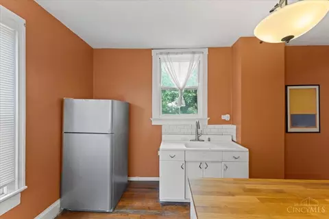 Kitchen - 620 Riddle Rd, Cincinnati, OH 45220 photo 7 of 8
