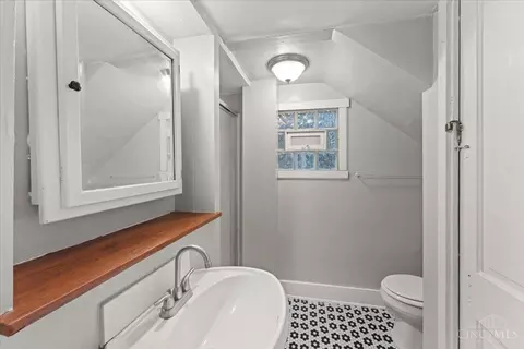 Bath - 620 Riddle Rd, Cincinnati, OH 45220 photo 1 of 2