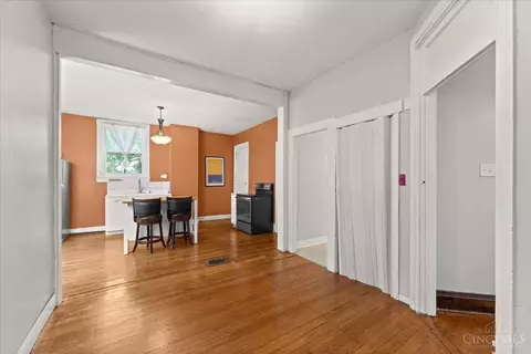 Entry Way - 620 Riddle Rd, Cincinnati, OH 45220 photo 6 of 7