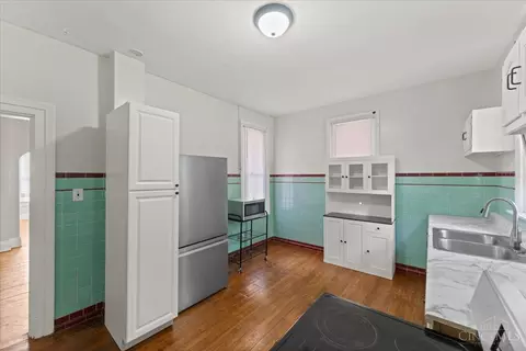 Kitchen - 620 Riddle Rd, Cincinnati, OH 45220 photo 2 of 8
