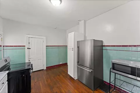 Kitchen - 620 Riddle Rd, Cincinnati, OH 45220 photo 3 of 8