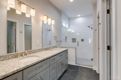Bath - 540 Slack St, Cincinnati, OH 45202 photo 2 of 5