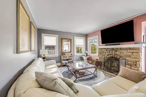 Living - 3333 Meyer Pl, Cincinnati, OH 45211 photo 1 of 3