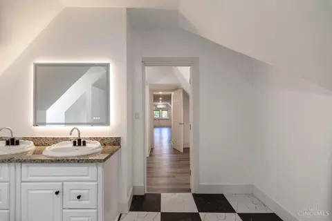 Entry Way - 3014 Hackberry St, Cincinnati, OH 45206 photo 13 of 16