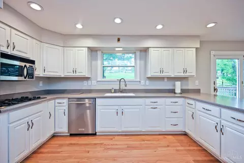 Kitchen - 7892 Kimbee Dr, Cincinnati, OH 45244 photo 4 of 5