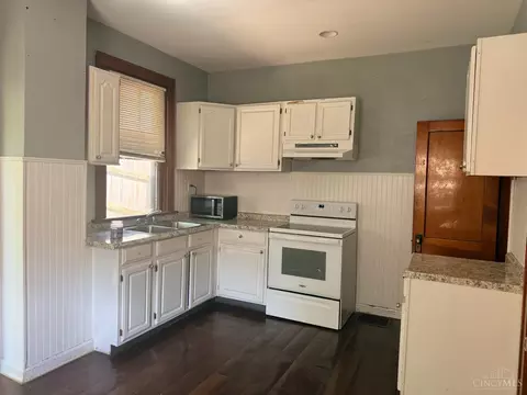 Kitchen - 1633 First Ave, Cincinnati, OH 45205 photo 2 of 3