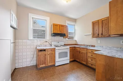 Kitchen - 4526 Clearview Ave, Cincinnati, OH 45205 photo 4 of 5
