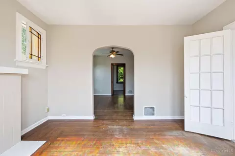 Living - 4526 Clearview Ave, Cincinnati, OH 45205 photo 12 of 16