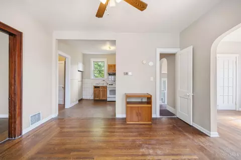 Living - 4526 Clearview Ave, Cincinnati, OH 45205 photo 15 of 16