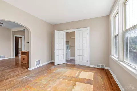 Living - 4526 Clearview Ave, Cincinnati, OH 45205 photo 10 of 16