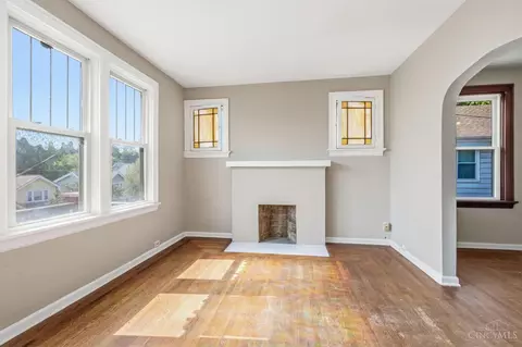 Living - 4526 Clearview Ave, Cincinnati, OH 45205 photo 9 of 16