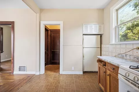Entry Way - 4526 Clearview Ave, Cincinnati, OH 45205 photo 5 of 6