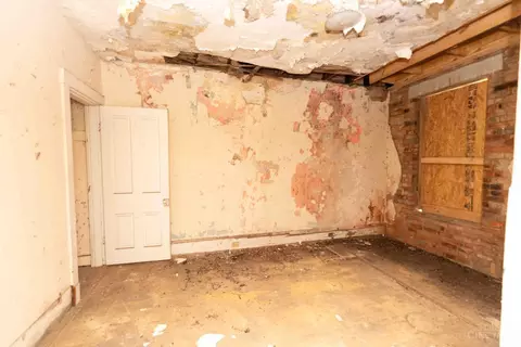Bedroom - 1575 Tremont St, Cincinnati, OH 45214 photo 3 of 6