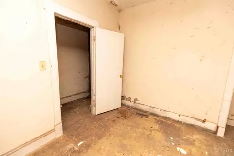 Bedroom - 1575 Tremont St, Cincinnati, OH 45214 photo 6 of 6