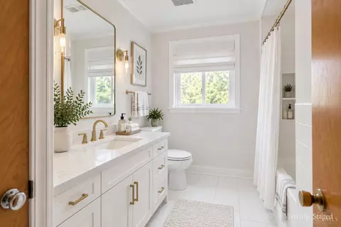 Bath - 6955 Carroll Ave, Cincinnati, OH 45236 photo 3 of 8