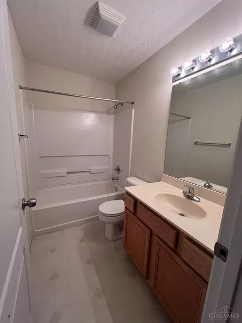 Bath - 3414 N Bend Rd, Cincinnati, OH 45239 photo 2 of 3