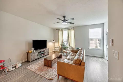 Living - 822 Blackcomb Dr, Cincinnati, OH 45244 photo 2 of 3