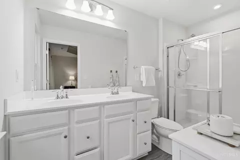 Bath - 822 Blackcomb Dr, Cincinnati, OH 45244 photo 2 of 5