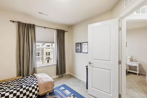 Bedroom - 822 Blackcomb Dr, Cincinnati, OH 45244 photo 9 of 10