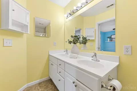 Bath - 6433 Eagleview Dr, Mason, OH 45040 photo 1 of 5