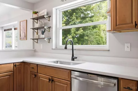 Kitchen - 4570 Hunt Rd, Blue Ash, OH 45242 photo 4 of 8