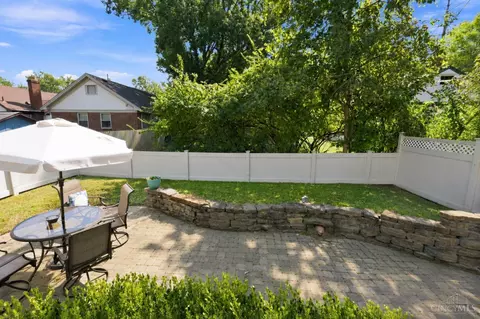 Exterior - 3307 Maplecrest Pl, Cincinnati, OH 45209 photo 5 of 8