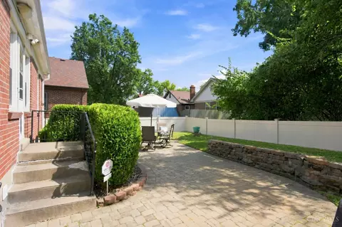 Exterior - 3307 Maplecrest Pl, Cincinnati, OH 45209 photo 6 of 8