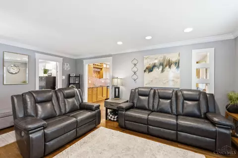 Living - 3307 Maplecrest Pl, Cincinnati, OH 45209 photo 1 of 2
