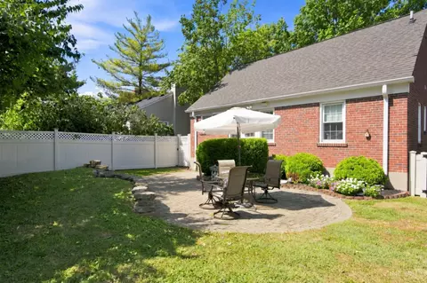 Exterior - 3307 Maplecrest Pl, Cincinnati, OH 45209 photo 3 of 8