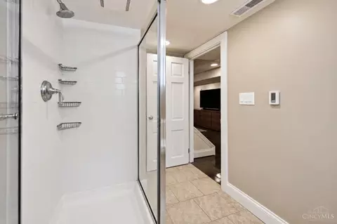 Bath - 3307 Maplecrest Pl, Cincinnati, OH 45209 photo 4 of 4