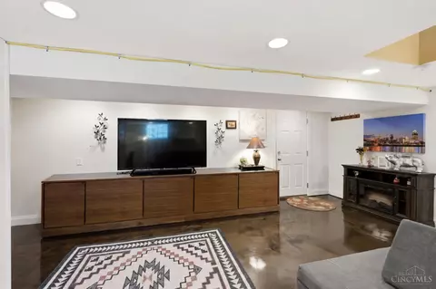 Living - 3307 Maplecrest Pl, Cincinnati, OH 45209 photo 2 of 2