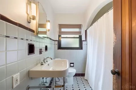 Bath - 2898 Temple Ave, Cincinnati, OH 45211 photo 2 of 3