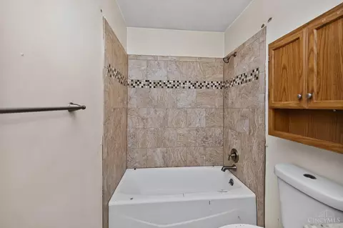 Bath - 12145 Kenn Rd, Cincinnati, OH 45240 photo 5 of 6