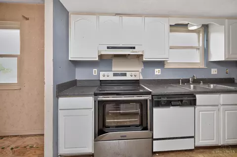 Kitchen - 12145 Kenn Rd, Cincinnati, OH 45240 photo 2 of 2
