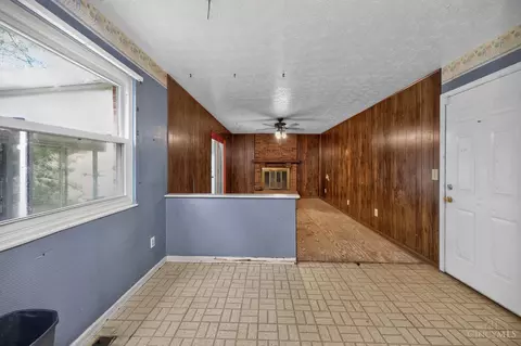 Living - 12145 Kenn Rd, Cincinnati, OH 45240 photo 5 of 6