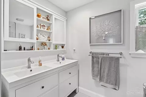 Bath - 3837 Oak St, Mariemont, OH 45227 photo 5 of 8