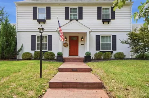 Exterior - 3837 Oak St, Mariemont, OH 45227 photo 4 of 17