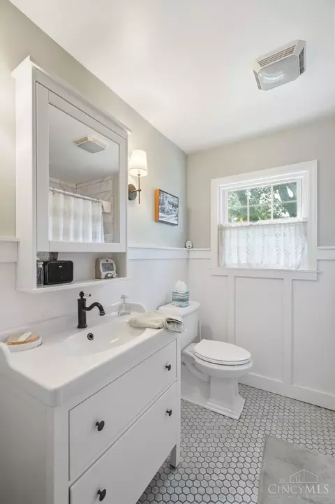 Bath - 3837 Oak St, Mariemont, OH 45227 photo 8 of 8