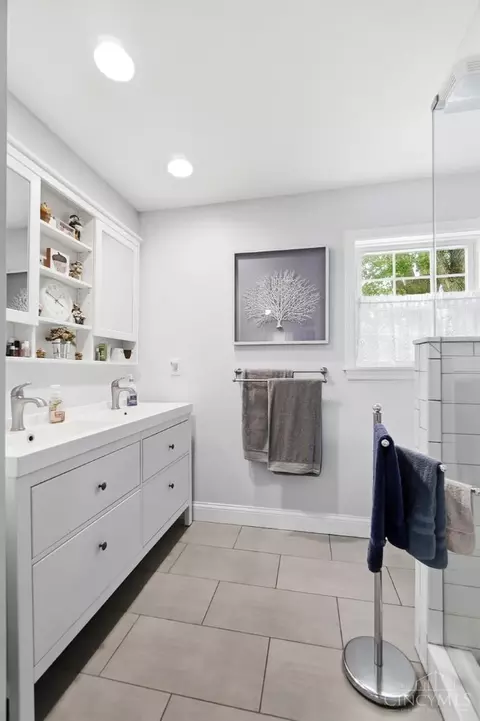 Bath - 3837 Oak St, Mariemont, OH 45227 photo 4 of 8
