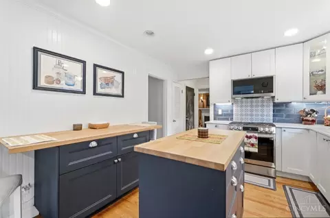 Kitchen - 3837 Oak St, Mariemont, OH 45227 photo 3 of 6