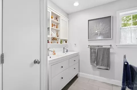 Bath - 3837 Oak St, Mariemont, OH 45227 photo 3 of 8