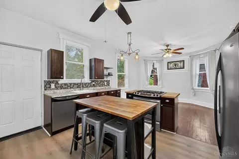 Kitchen - 723 Hand Ave, Cincinnati, OH 45232 photo 3 of 4