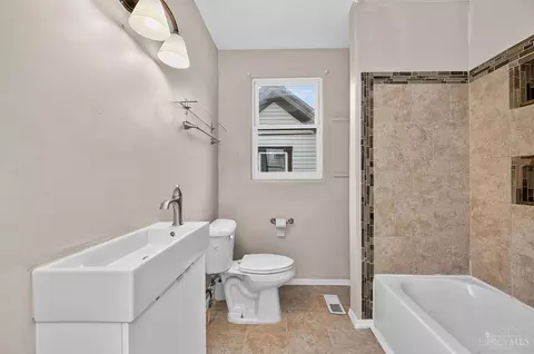 Bath - 723 Hand Ave, Cincinnati, OH 45232 photo 1 of 2