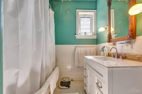 Bath - 1316 Spring St, Cincinnati, OH 45202 photo 2 of 2