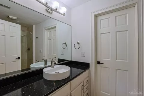 Bath - 7675 Foxgate Ln, Cincinnati, OH 45243 photo 7 of 7