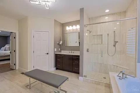 Bath - 7675 Foxgate Ln, Cincinnati, OH 45243 photo 3 of 7